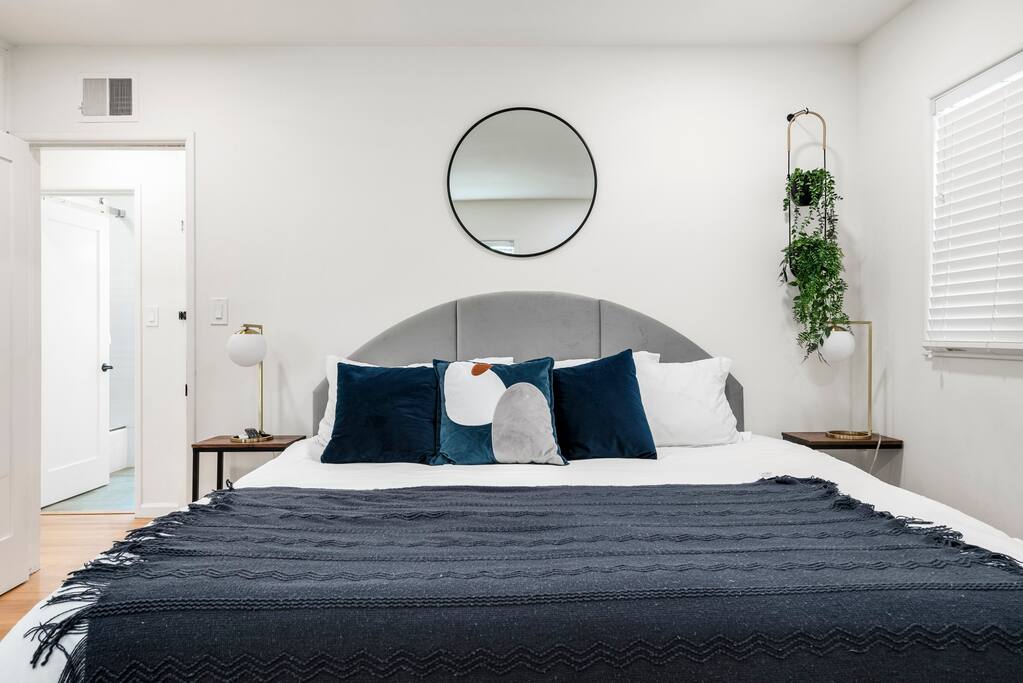 disney-getaway-or-8-min-drive-+-cozy-yard-and-firepit/