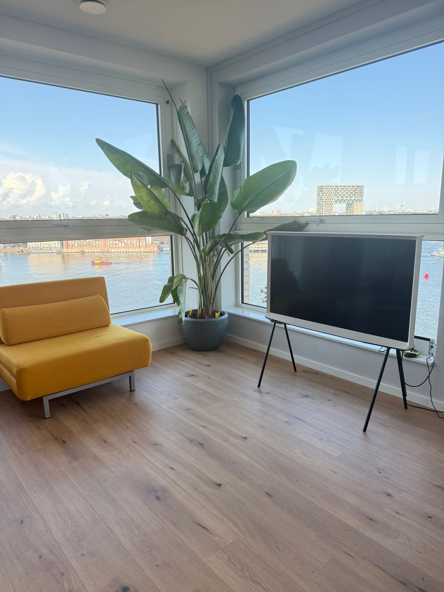 modern-apartment-in-amsterdam-with-view/