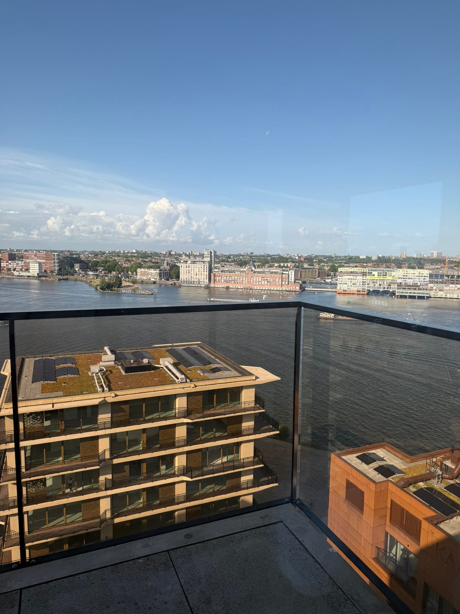 modern-apartment-in-amsterdam-with-view/