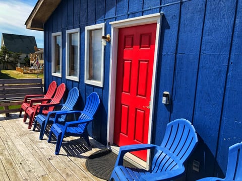 The east-facing deck has ample space and seating for eight, plus plentiful bench seating built into the L shaped rail.