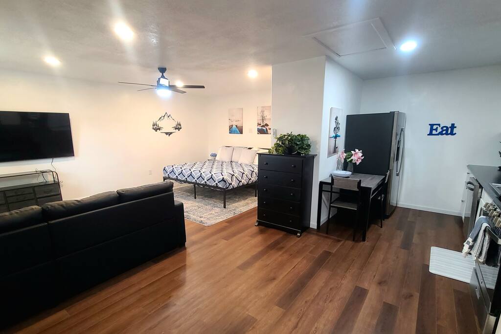 cozy-sugarhouse-studio-king-bed/