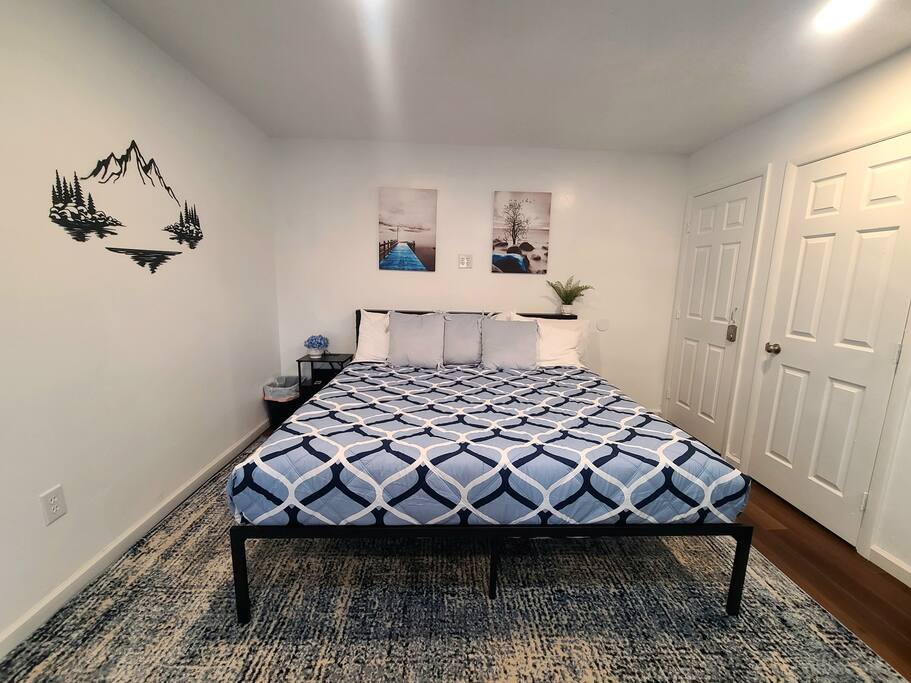 cozy-sugarhouse-studio-king-bed/