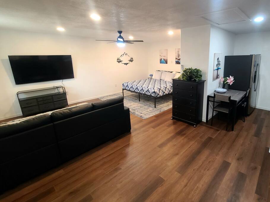 cozy-sugarhouse-studio-king-bed/