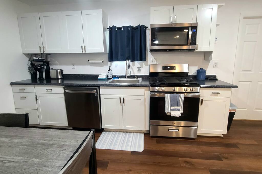 cozy-sugarhouse-studio-king-bed/