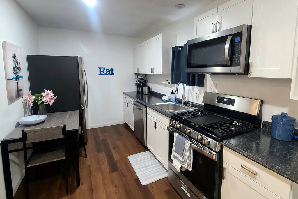 cozy-sugarhouse-studio-king-bed/