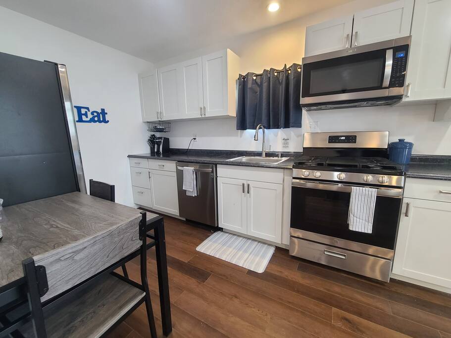 cozy-sugarhouse-studio-king-bed/