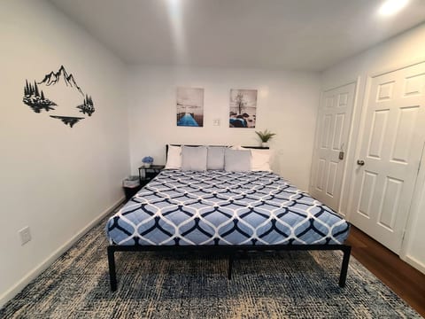 Cozy Sugarhouse Studio King Bed