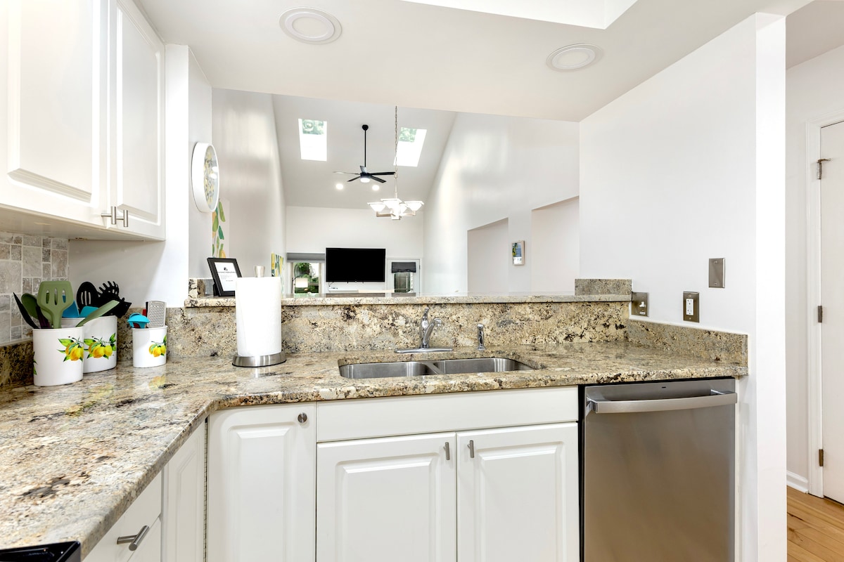 Open floor plan from kitchen to living room. Watch TV while cooking.