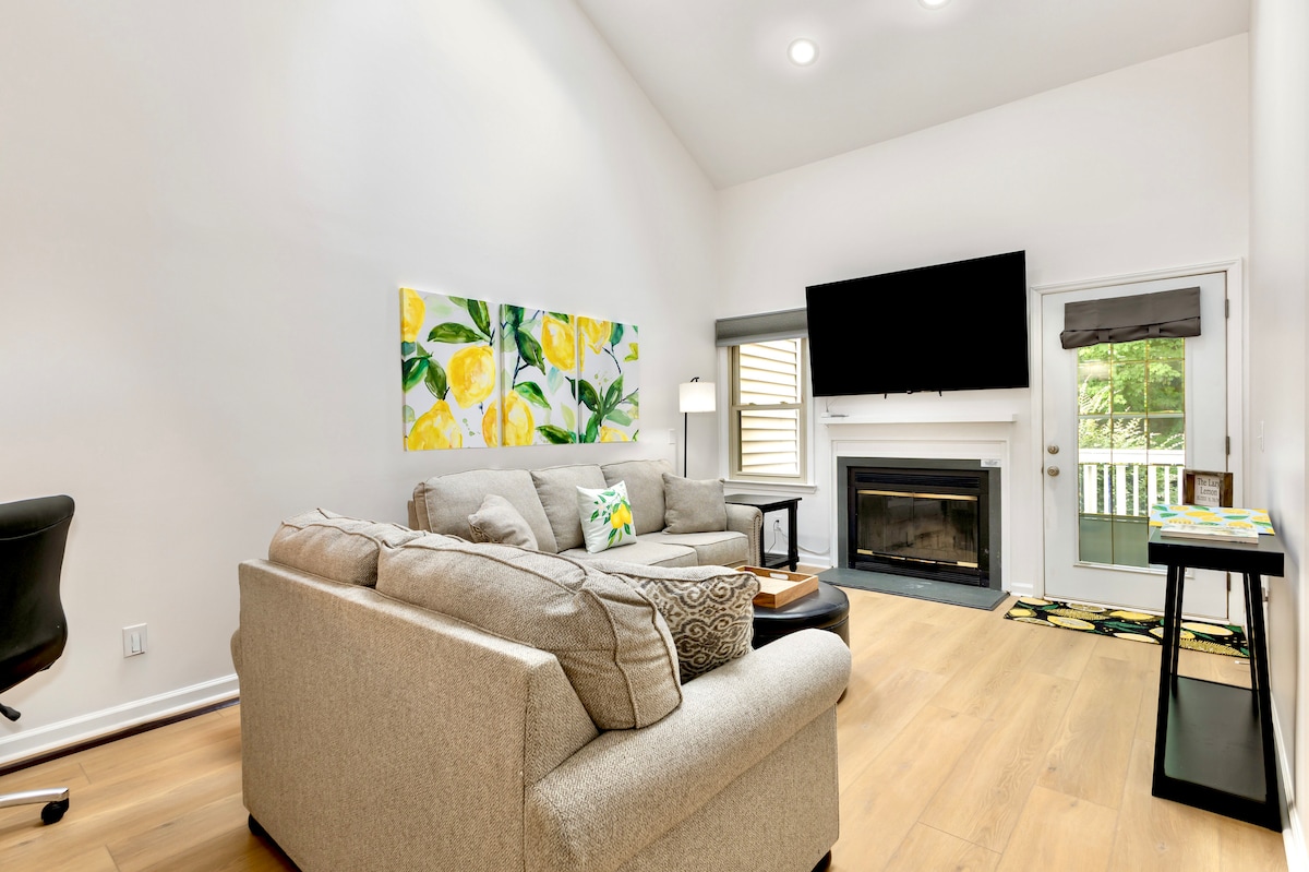 Large vaulted living room. 60" smart Roku TV. Private workspace.