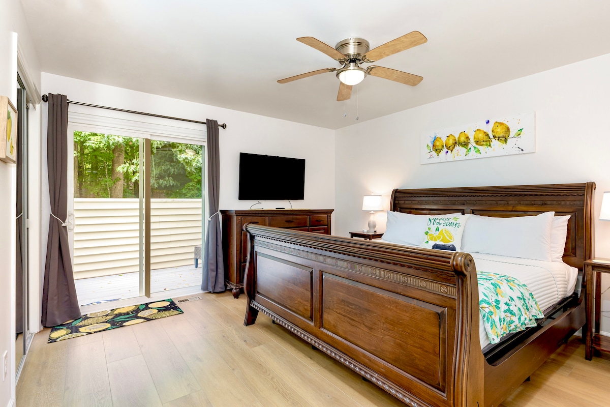 King bedroom with Purple mattress. 50" Roku smart TV. Blackout curtains.