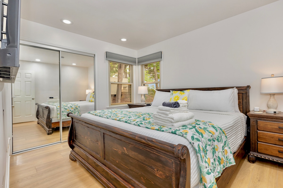 Secondary King bedroom with Tempurpedic Mattress. Drawer storage in closet. 50" Roku Smart TV. Blackout blinds.