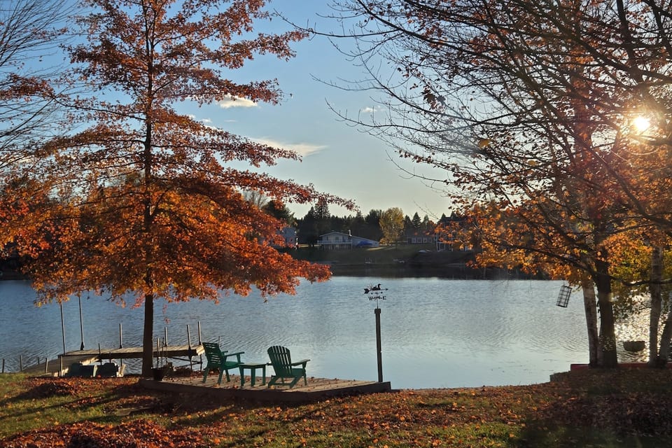Lakefront Retreat w/ private beach, Canadian Lakes - Stanwood