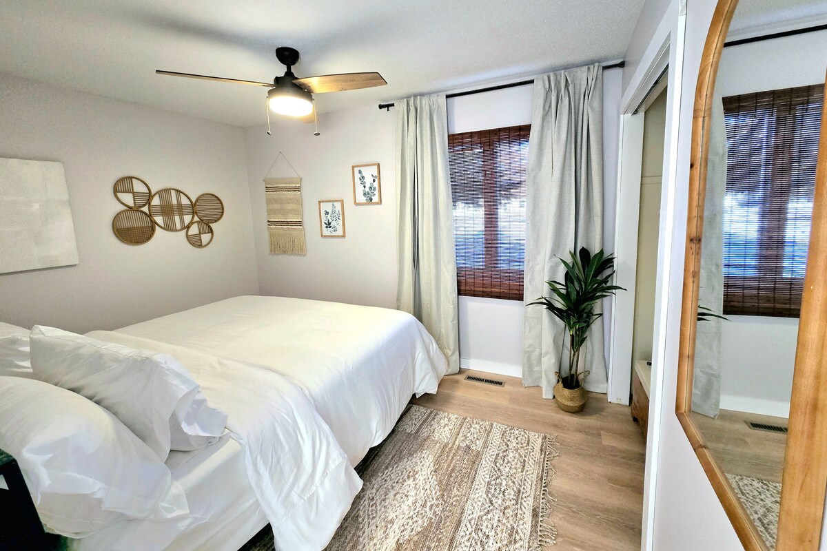 lakefront-retreat-w-private-beach-canadian-lakes/