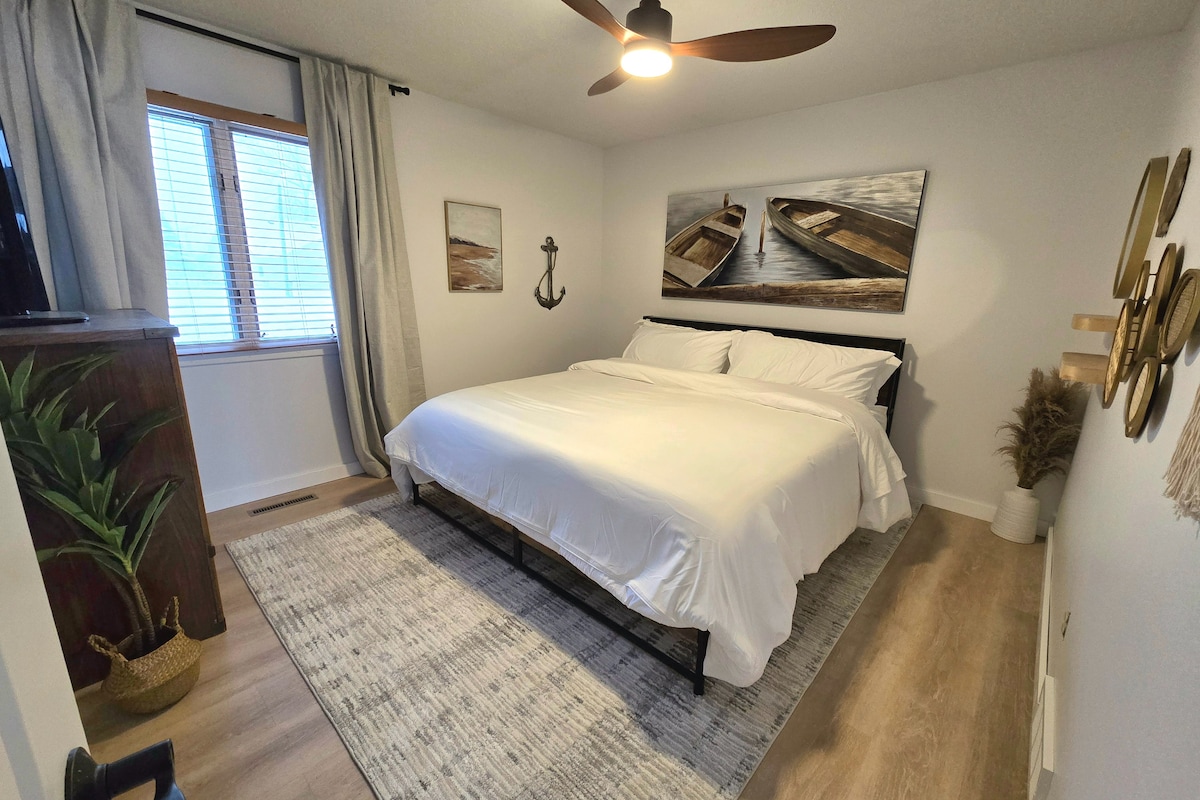 lakefront-retreat-w-private-beach-canadian-lakes/