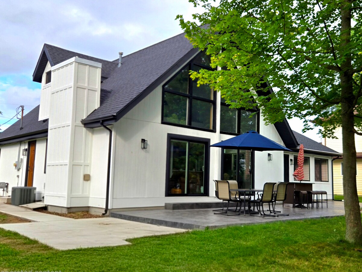 lakefront-retreat-w-private-beach-canadian-lakes/