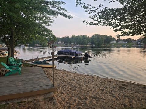 Lakefront Retreat w/ private beach, Canadian Lakes