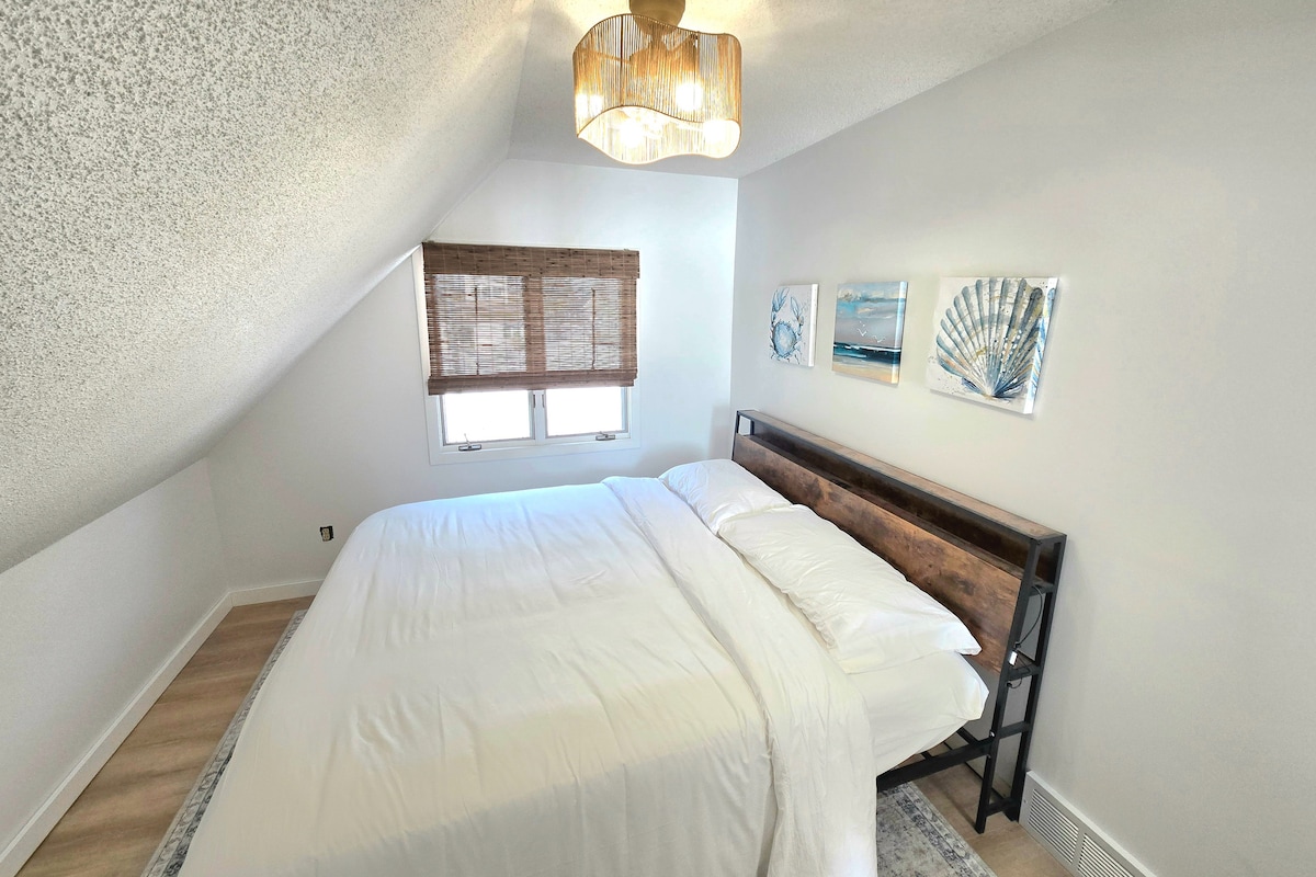 lakefront-retreat-w-private-beach-canadian-lakes/