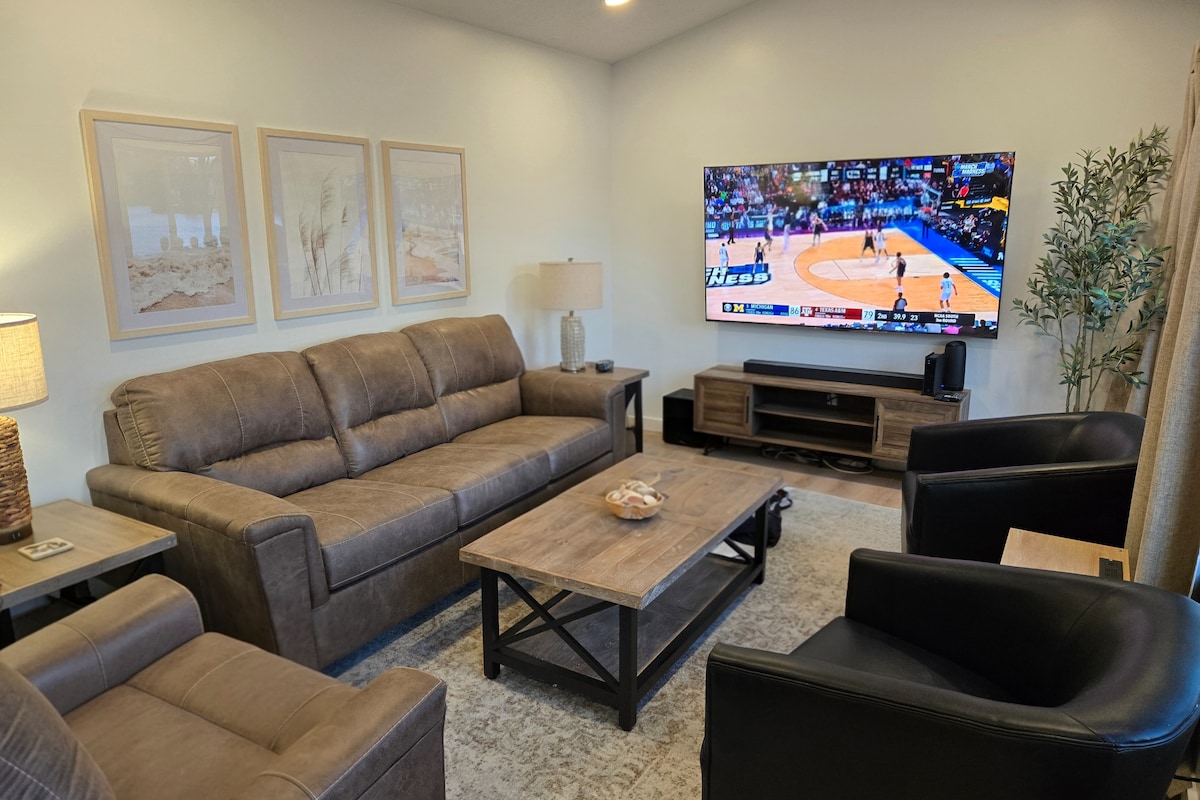 lakefront-retreat-w-private-beach-canadian-lakes/