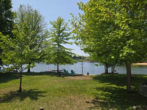 Lakefront Retreat w/ private beach, Canadian Lakes
