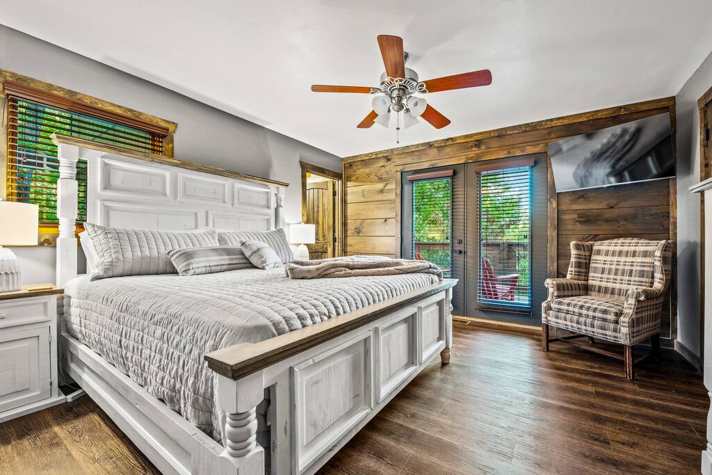 Master bedroom, King bed. Easy access to the deck.