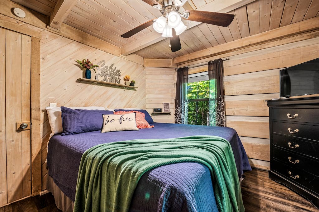 First flooer bedroom. Not pictured is the closet with more than enough space for your needs. 