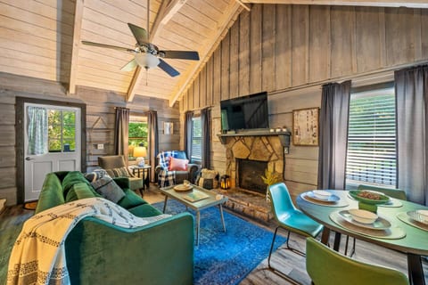 Unique Charm~Central Location~Hot Tub~Games~Loved