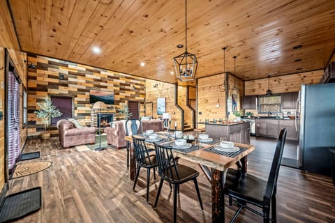 Stunning MTN VIEWS~Game room~Close to attractions!