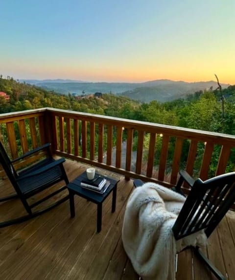 Stunning MTN VIEWS~Game room~Close to attractions!