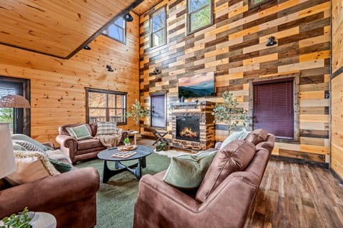 Stunning MTN VIEWS~Game room~Close to attractions!