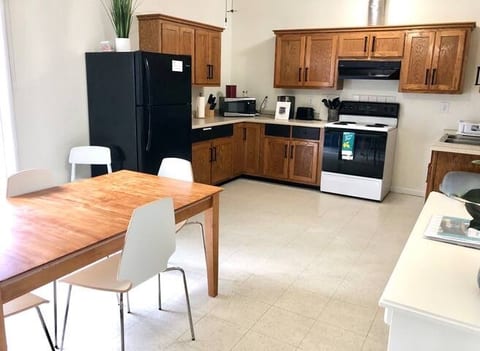 Full Kitchen and Dining Table (table expands to seat 8)