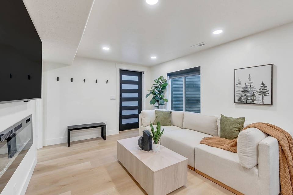 LuxeDen Moderne avec Bain à Remous Privé + Jardin Clos - Lehi