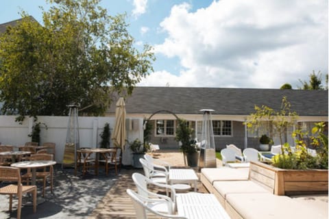 California King Poolside, Daily Breakfast, Minibar