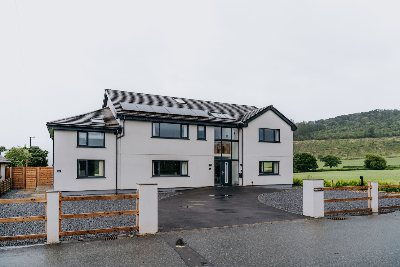 Stylish Country Escape | Scenic Views & EV Charger