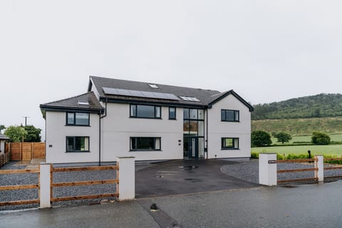 Stylish Country Escape | Scenic Views & EV Charger