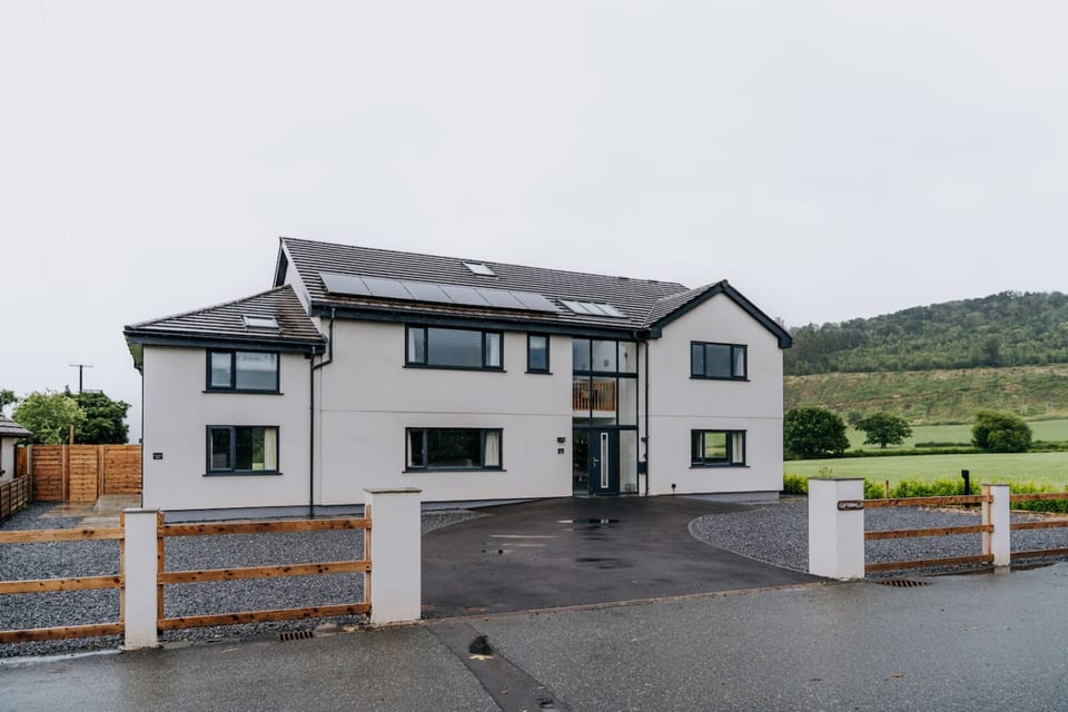 Stylish Country Escape | Scenic Views & EV Charger - Llanarthney