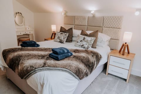 Stylish Country Escape | Scenic Views & EV Charger