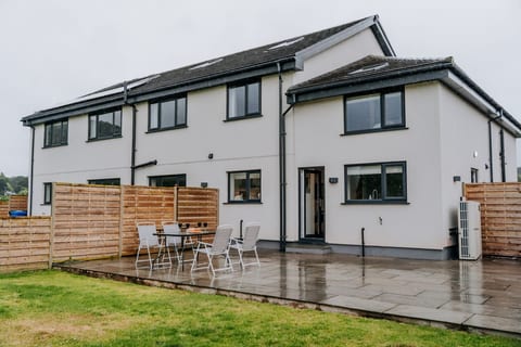 Stylish Country Escape | Scenic Views & EV Charger