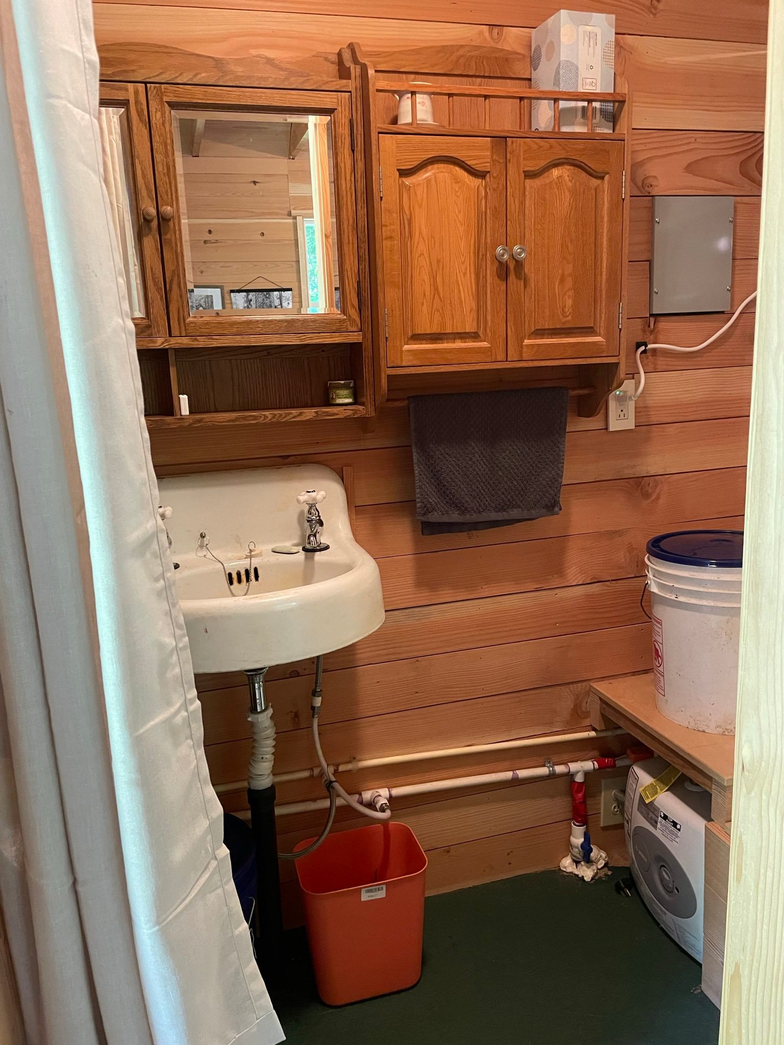 Creek Cabin in the Woods