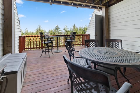 Spacious Deck (Deck closed in winter due to snow & ice)
