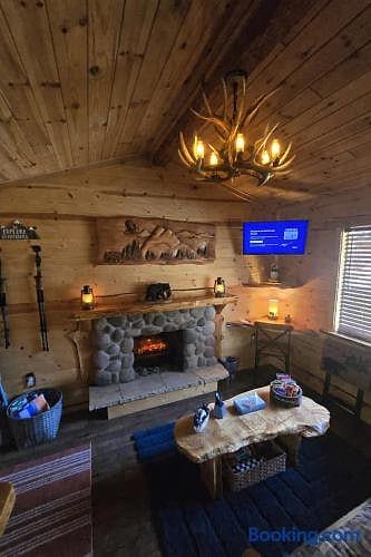 Knotty Shack Cabin-Unique Log Cabin with Hot Tub