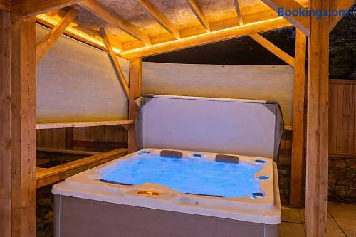 Knotty Shack Cabin-Unique Log Cabin with Hot Tub