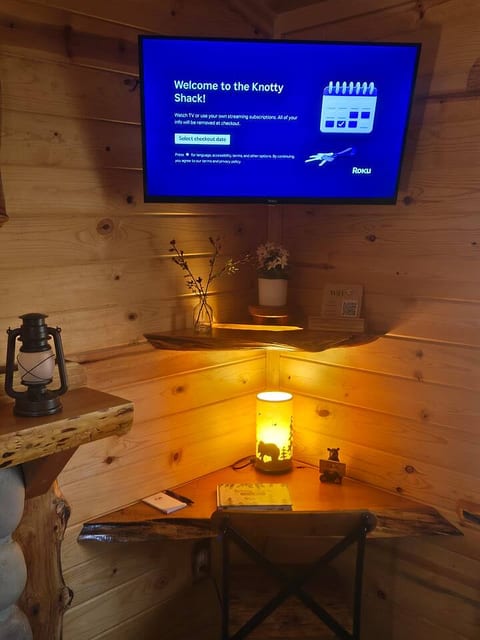 Knotty Shack Cabin-Unique Log Cabin with Hot Tub
