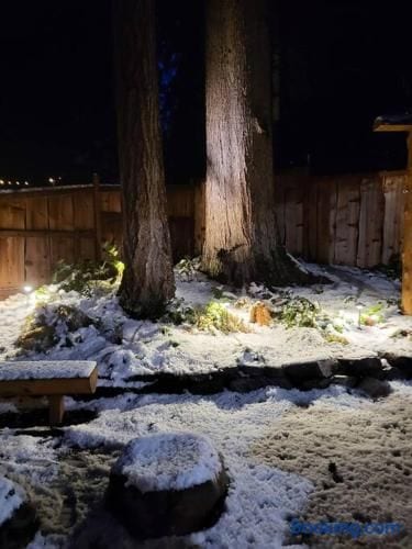 Knotty Shack Cabin-Unique Log Cabin with Hot Tub