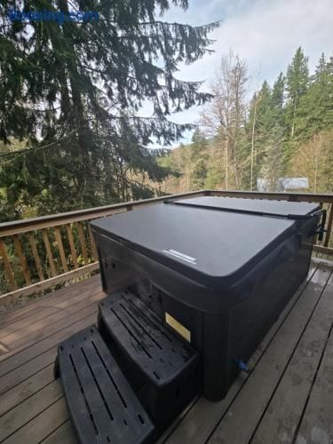 Dovetail Den - Tranquil with Hot Tub and AC