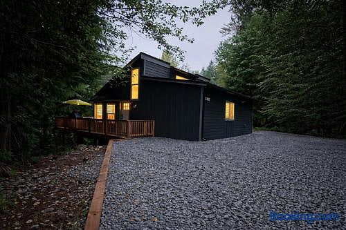 Dovetail Den - Tranquil with Hot Tub and AC