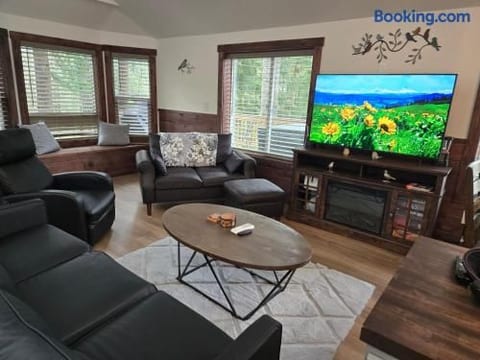 Dovetail Den - Tranquil with Hot Tub and AC