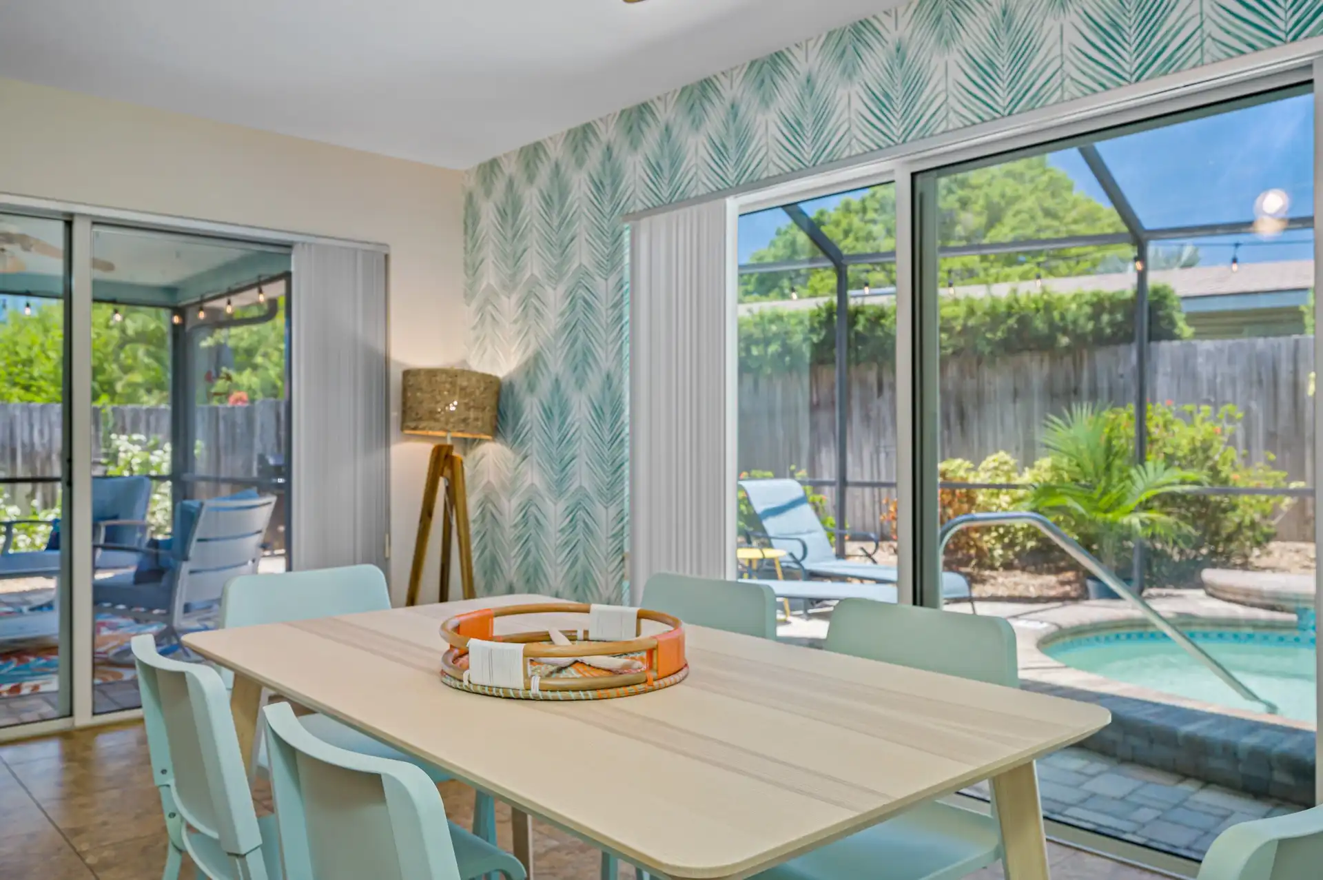 🌴Beautiful Pool Home! Beach in 6 min! Sleeps 8 🌴