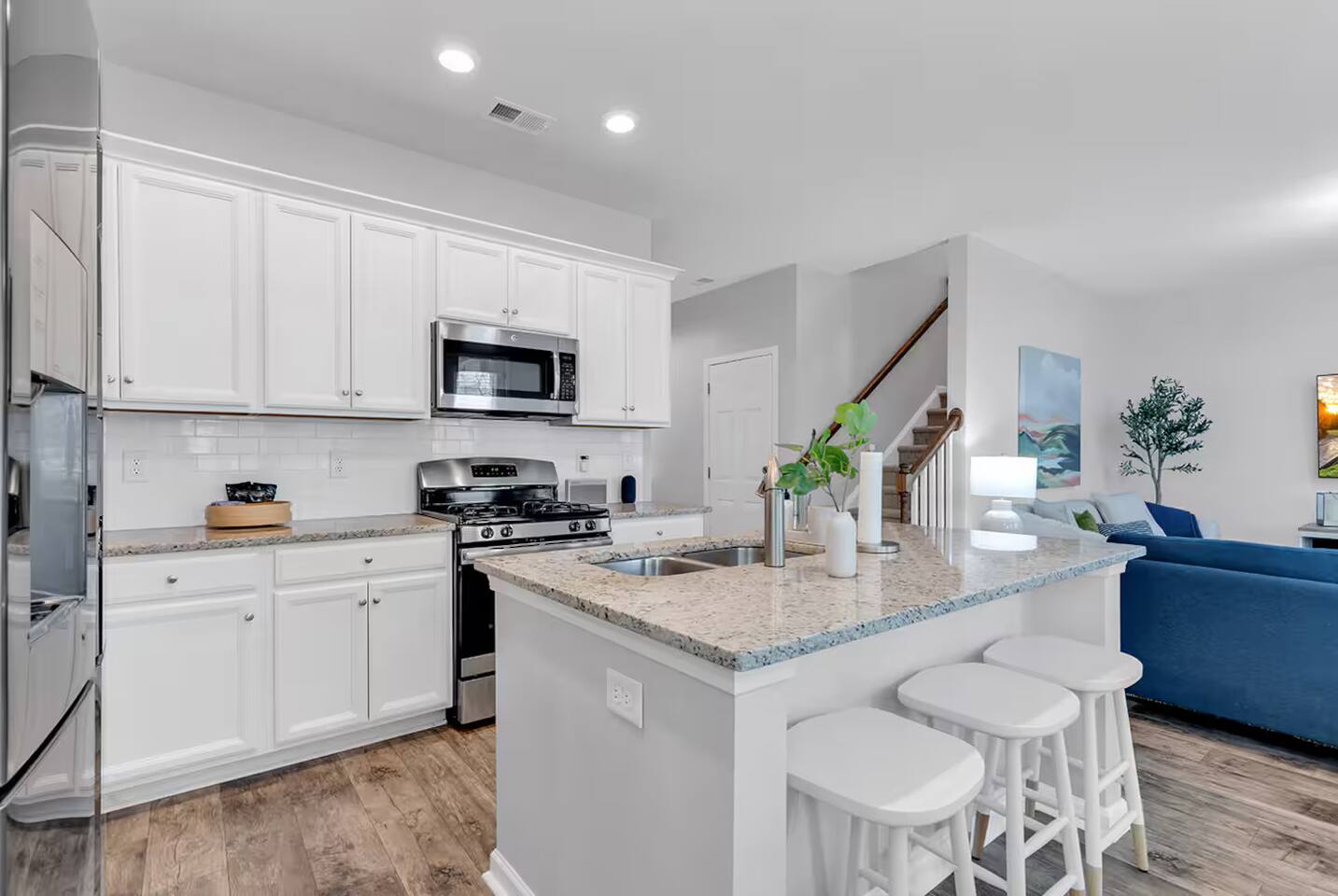 Fully equipped kitchen with everything you need to cook at home.