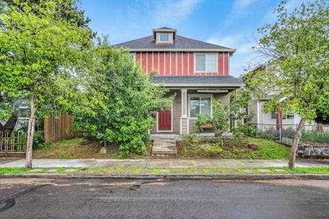 Spacious Walkable 4BR/3BA Free Parking, A/C!