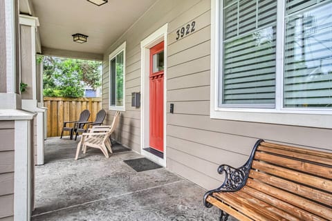 Spacious Walkable 4BR/3BA Free Parking, A/C!